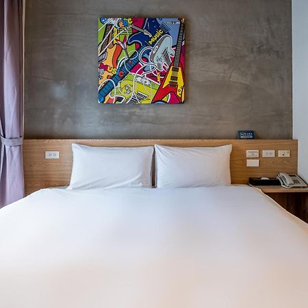 Check Inn Express Taichung Yizhong Extérieur photo