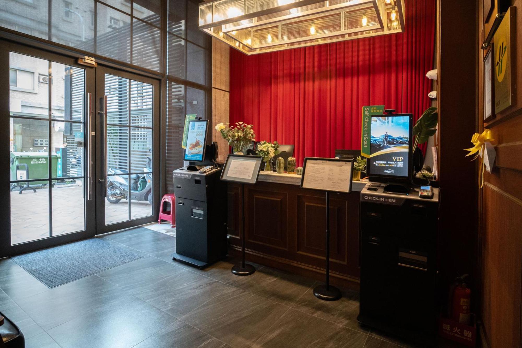 Check Inn Express Taichung Yizhong Extérieur photo